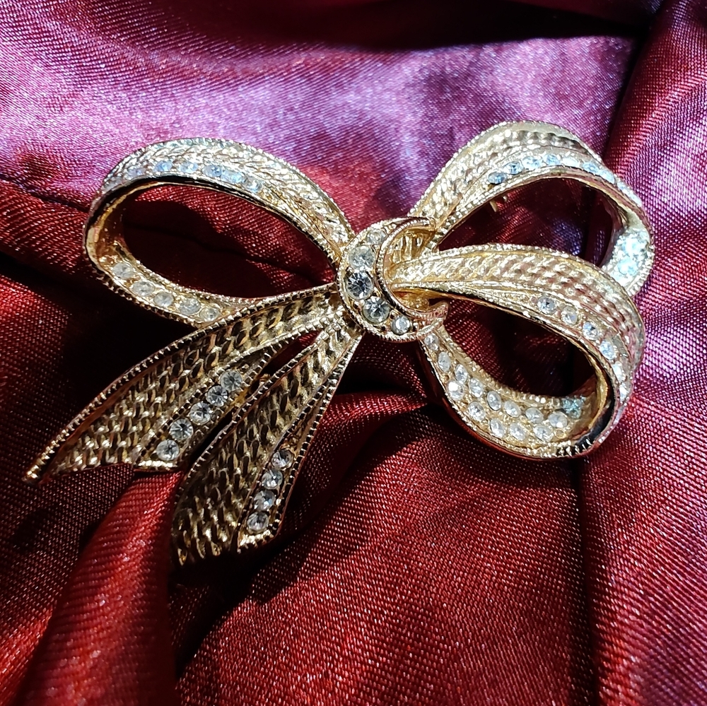 Vintage Roman Elegant Gold Tone Bow Brooch with Rhinestones Great Condition!